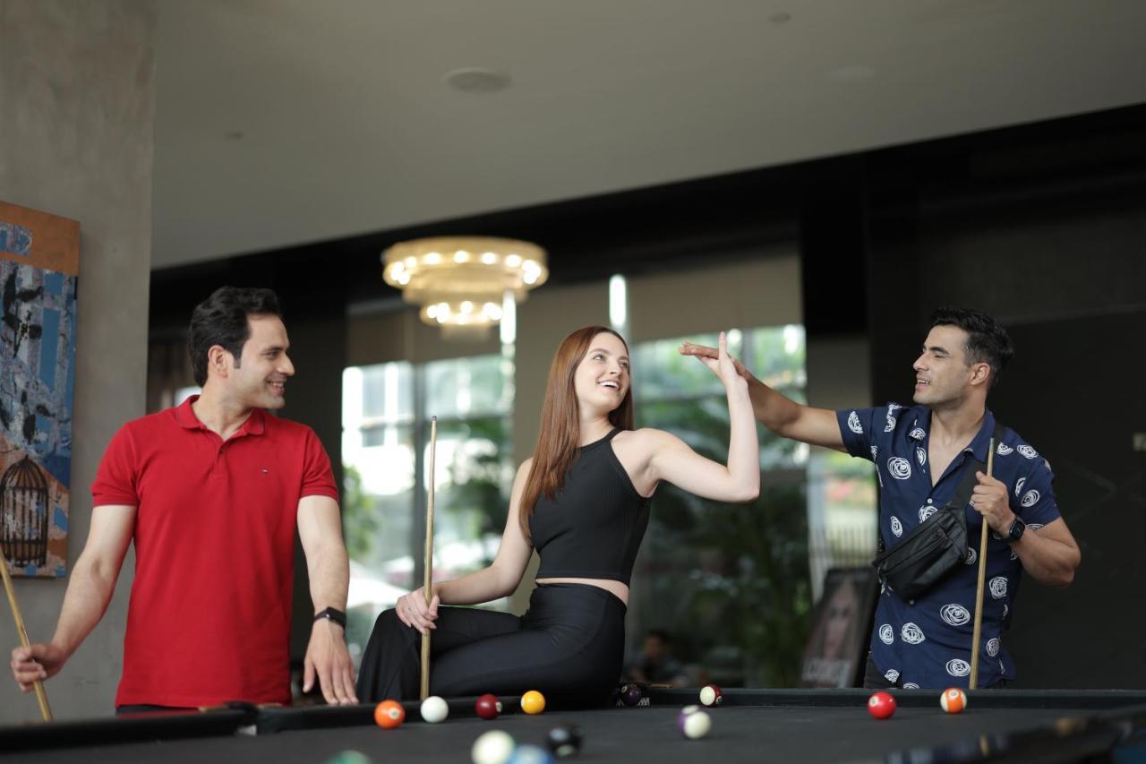 Aloft New Delhi Aerocity Exterior foto The 2019 cast of The Circle: Natalie, Jack and Mikey
