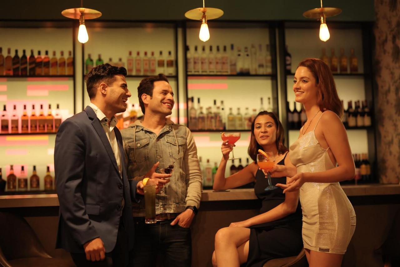 Aloft New Delhi Aerocity Exterior foto A bar in Singapore