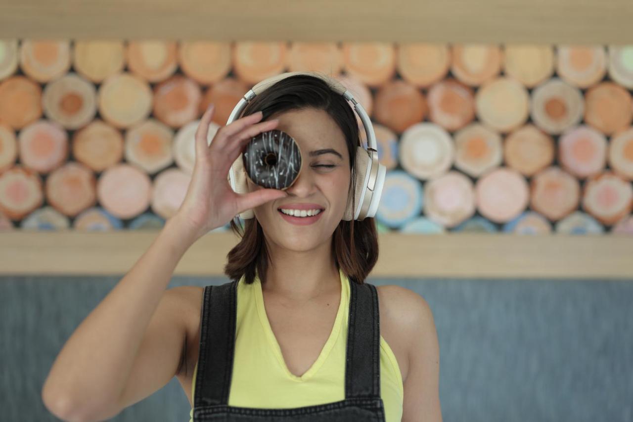 Aloft New Delhi Aerocity Exterior foto A woman wearing headphones