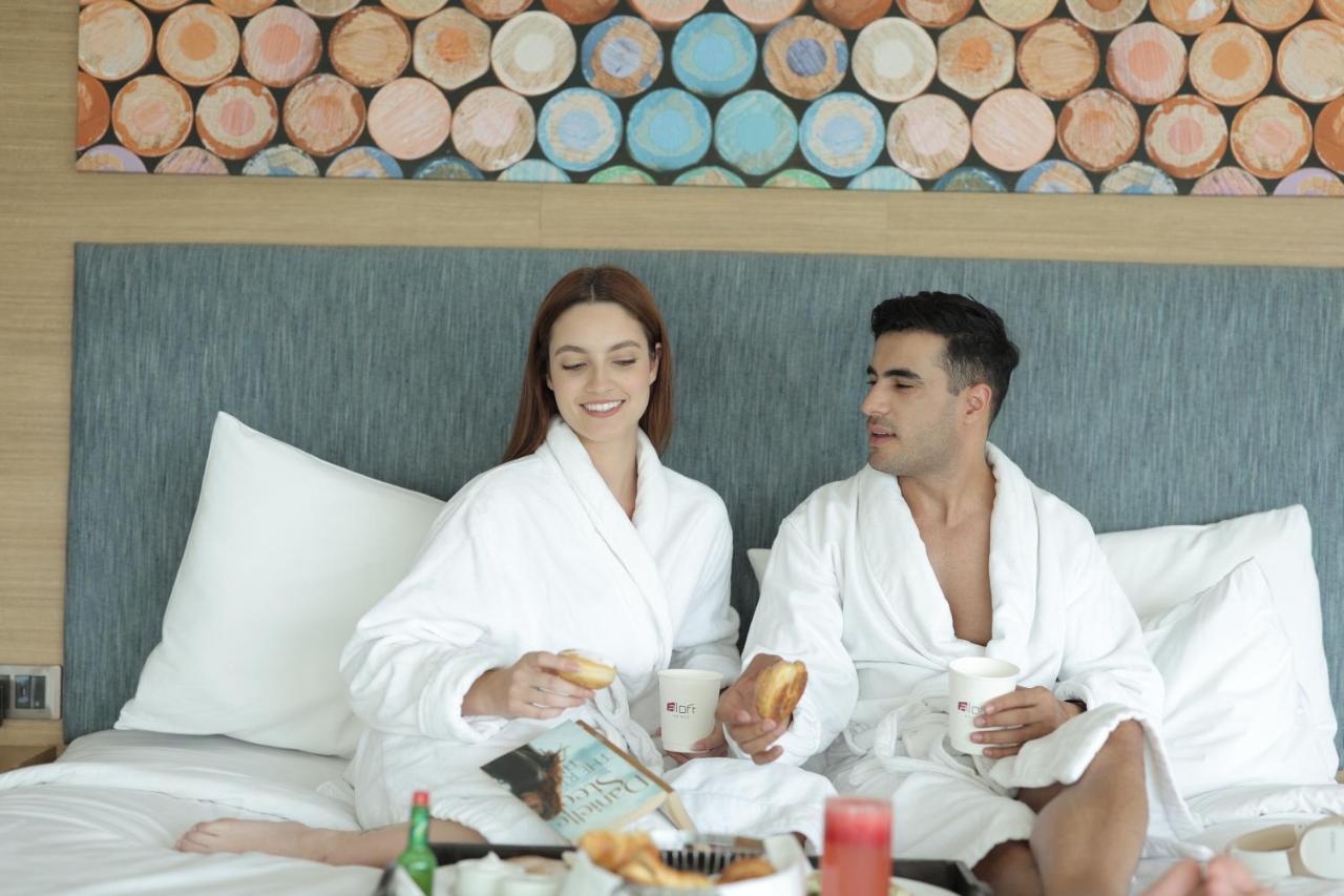 Aloft New Delhi Aerocity Exterior foto A couple wearing bathrobes