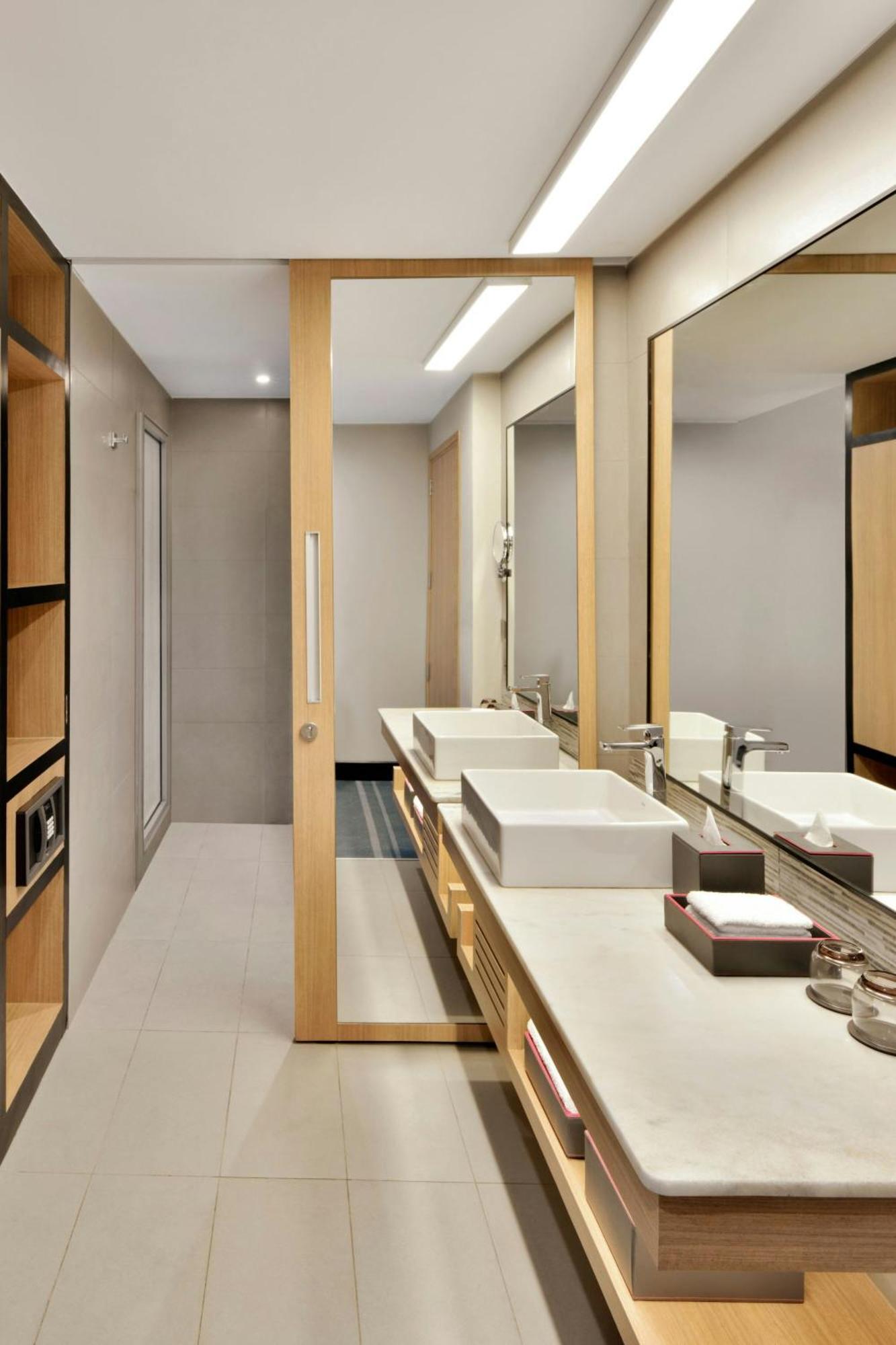 Aloft New Delhi Aerocity Exterior foto Bathroom