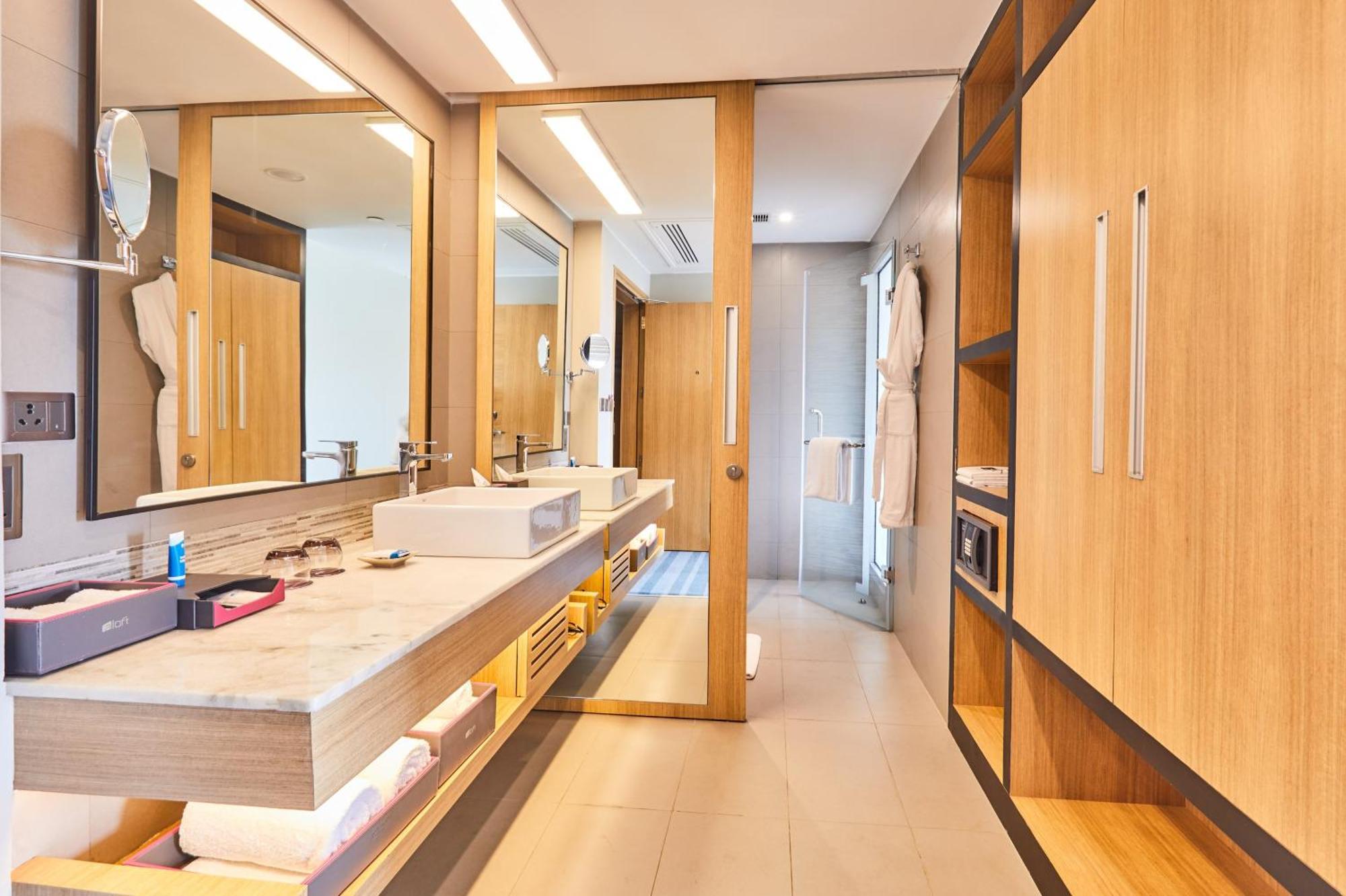 Aloft New Delhi Aerocity Exterior foto Bathroom