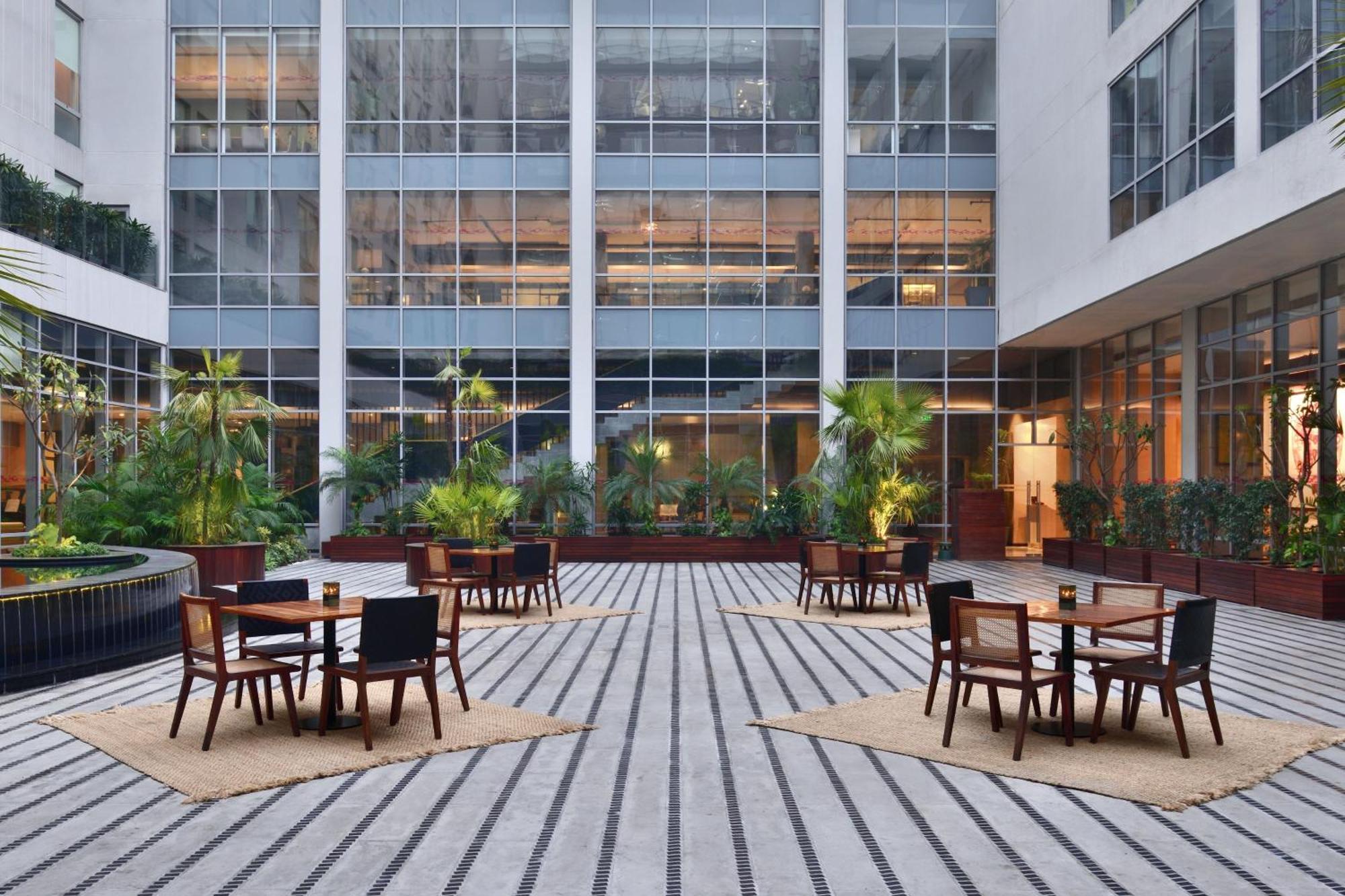 Aloft New Delhi Aerocity Exterior foto The courtyard at the hotel